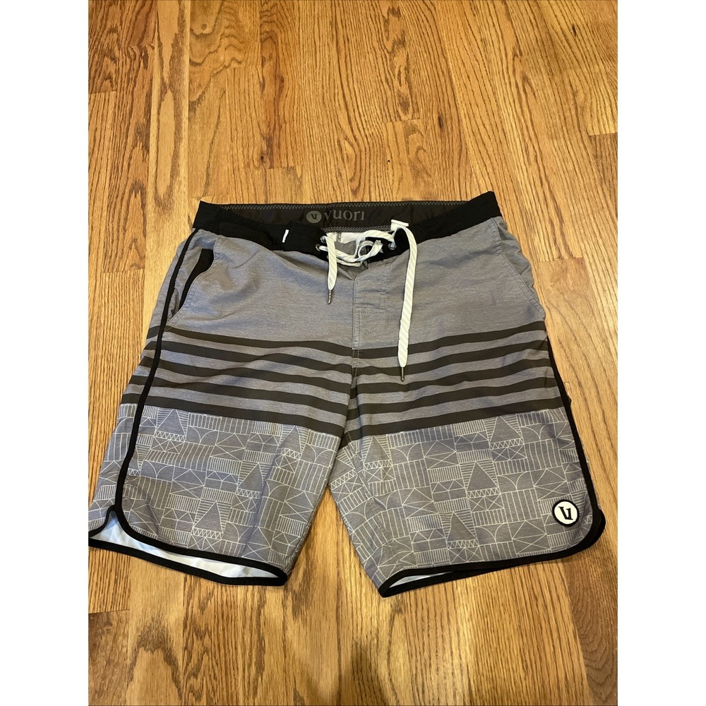 Lot Of 2 Vuori Men's Board Shorts Gray Stripes Pink Stripes Size 32 9" Inseam - Picture 2 of 11